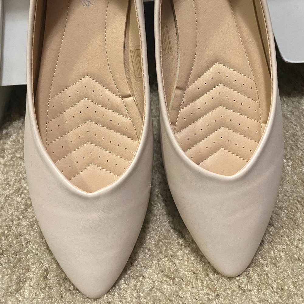 Women’s pointed toe flat